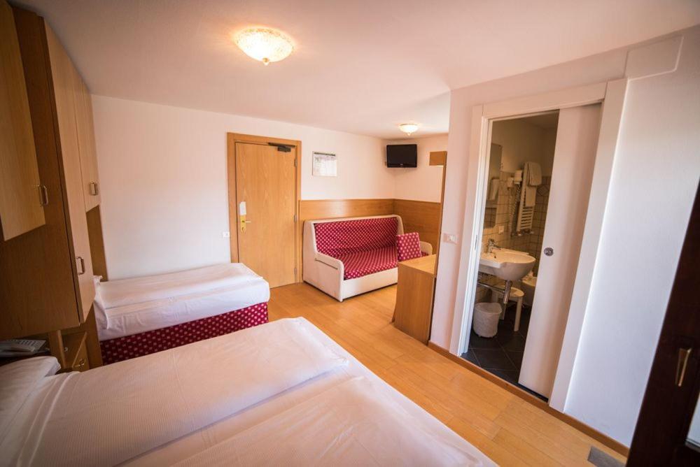 Hotel Due Spade Folgaria Buitenkant foto