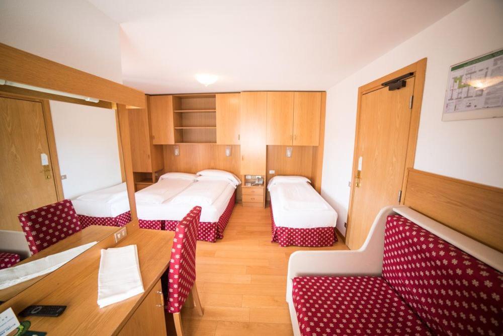 Hotel Due Spade Folgaria Buitenkant foto