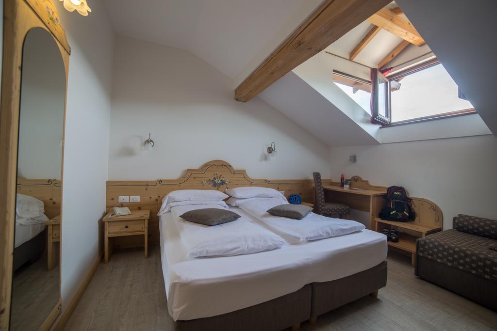 Hotel Due Spade Folgaria Buitenkant foto